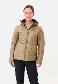 Beige geïsoleerde jas met een capuchon, voorzien van een doorgestikt patroon, een ritssluiting aan de voorkant en zwarte accenten. Draag met donkere broek.