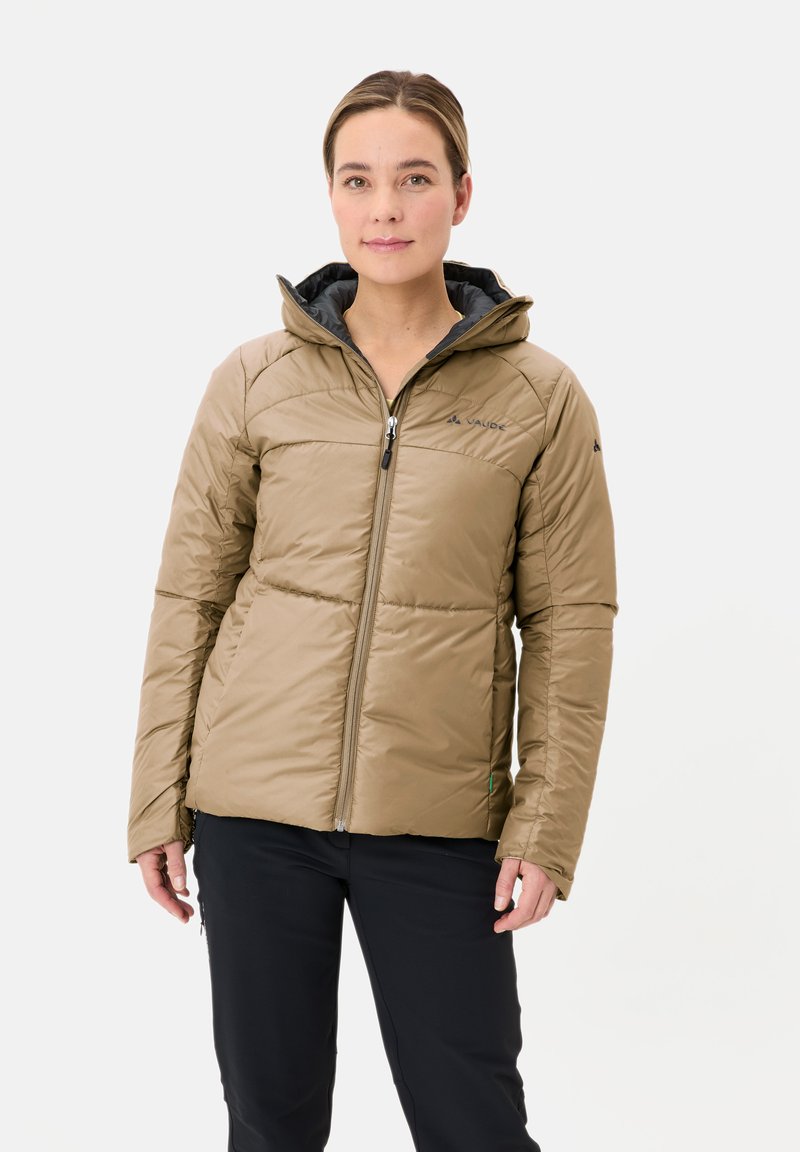 Beige geïsoleerde jas met een capuchon, voorzien van een doorgestikt patroon, een ritssluiting aan de voorkant en zwarte accenten. Draag met donkere broek.