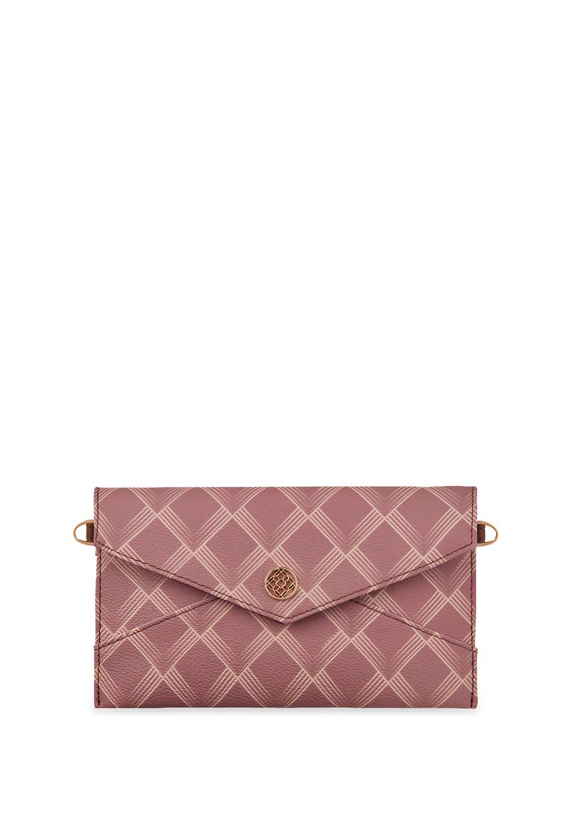 Portefeuille en cuir rose avec un motif en relief en forme de diamant, une fermeture à pression et des accents en métal doré. Présente un design élégant de type enveloppe.