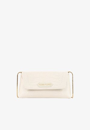 Clutch de cuero blanco con relieve de cocodrilo, con cadena dorada y logotipo "TOM FORD" en la solapa frontal.