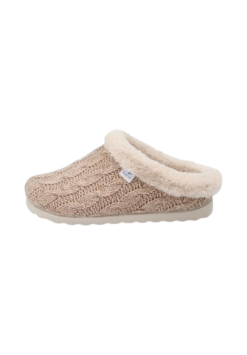 Pantofola beige lavorata a maglia con un motivo a treccia testurizzato, morbida fodera in pelliccia sintetica crema e suola in gomma per una maggiore durata. Design aperto sul retro per indossarla facilmente.