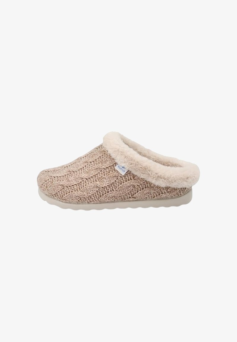Pantofola beige lavorata a maglia con un motivo a treccia testurizzato, morbida fodera in pelliccia sintetica crema e suola in gomma per una maggiore durata. Design aperto sul retro per indossarla facilmente.