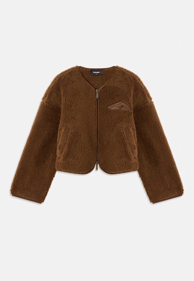 Braune Fleecejacke mit rundem Ausschnitt, Reißverschluss vorne und Fronttaschen. Hat eine strukturierte Oberfläche und ein kleines Logo-Detail auf der Brust.