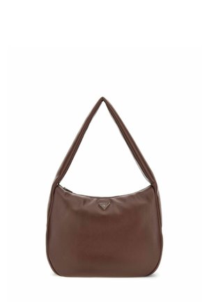 Sac à épaule en cuir marron avec une forme incurvée, une sangle épaisse et une fermeture éclair. Présente une petite plaque logo à l'avant. Texture lisse.