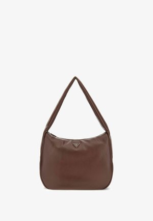 Sac à épaule en cuir marron avec une forme incurvée, une sangle épaisse et une fermeture éclair. Présente une petite plaque logo à l'avant. Texture lisse.