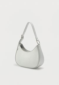 Sudrabaina mākslīgās ādas plecu soma ar izliekta formu, regulējamu siksnu, gludu tekstūru un ar rāvējslēdzēju aizveramu galveno nodalījumu.