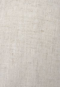 Lichtbeige, textiel met een getextureerd oppervlak en een geweven patroon. Het materiaal vertoont een subtiele, natuurlijke nerf en een lichte glans. Duidelijk zichtbare, gelijkmatig verdeelde draden.