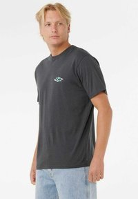 Grijze t-shirt met korte mouwen, gemaakt van zachte stof, met een klein turquoise logo op de linkerkant van de borst en een klassieke ronde hals.