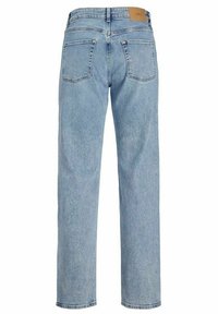 Jeans de denim azul claro com um corte reto, apresentando dois bolsos traseiros e um patch de couro castanho na cintura.