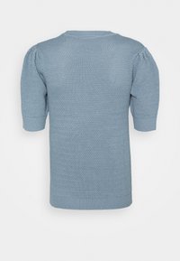 Suéter de punto azul claro con mangas cortas abullonadas, patrón texturizado, y puños y dobladillo acanalados. La vista trasera resalta el diseño sin costuras.
