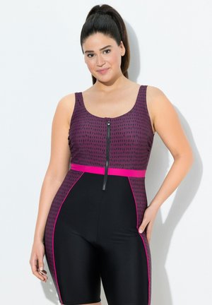 Maillot de bain une pièce avec un motif violet et noir, zip devant, et accents rose vif à la taille et sur les côtés. Texture lisse, design sans manches.