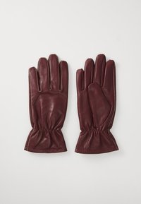 Guantes de cuero burdeos con una textura suave, cinco dedos, diseño de muñeca fruncida y detalles de costura blanca contrastante.