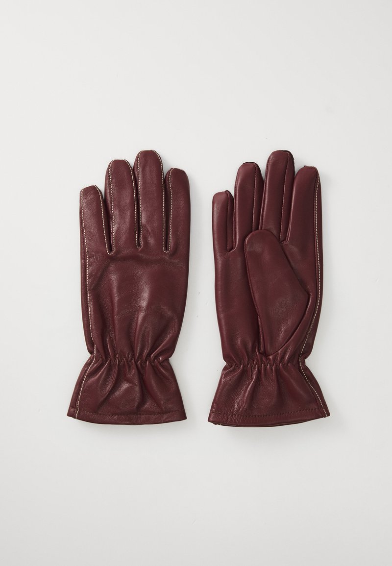 Guantes de cuero burdeos con una textura suave, cinco dedos, diseño de muñeca fruncida y detalles de costura blanca contrastante.