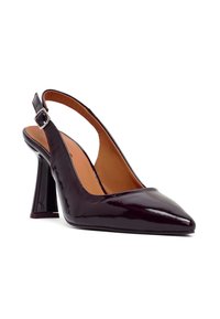 Décolleté slingback in pelle verniciata color prugna scuro. Presenta una fascia posteriore con fibbia e un tacco geometrico a blocco. Texture liscia.