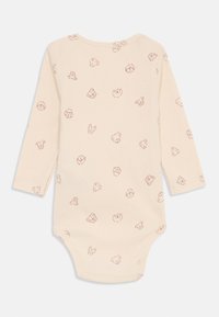 Detský bodysuit s dlhými rukávmi v jemnej béžovej bavlne, s hravým zvieracím vzorom v svetlohnedej farbe, okrúhlym výstrihom a zapínaním na patentky na spodnej strane.