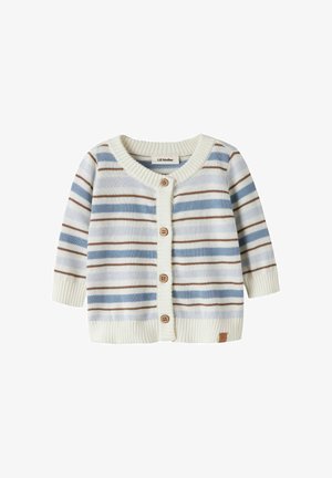 Dječji kardigan s plavim, bijelim i smeđim horizontalnim prugama, drvenim gumbima sprijeda i rebrastim ovratnikom, manšetama i donjim rubom.