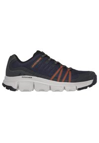 Chaussure de sport noire et grise avec tige en maille, accents orange et semelle de cushioning blanche. Présente un design à lacets et une semelle texturée pour une meilleure traction.