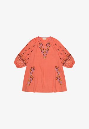 Korallenfarbenes Kleid mit floraler Stickerei auf Brust, Ärmeln und unterem Vorderteil, mit langen Puffärmeln und V-Ausschnitt.