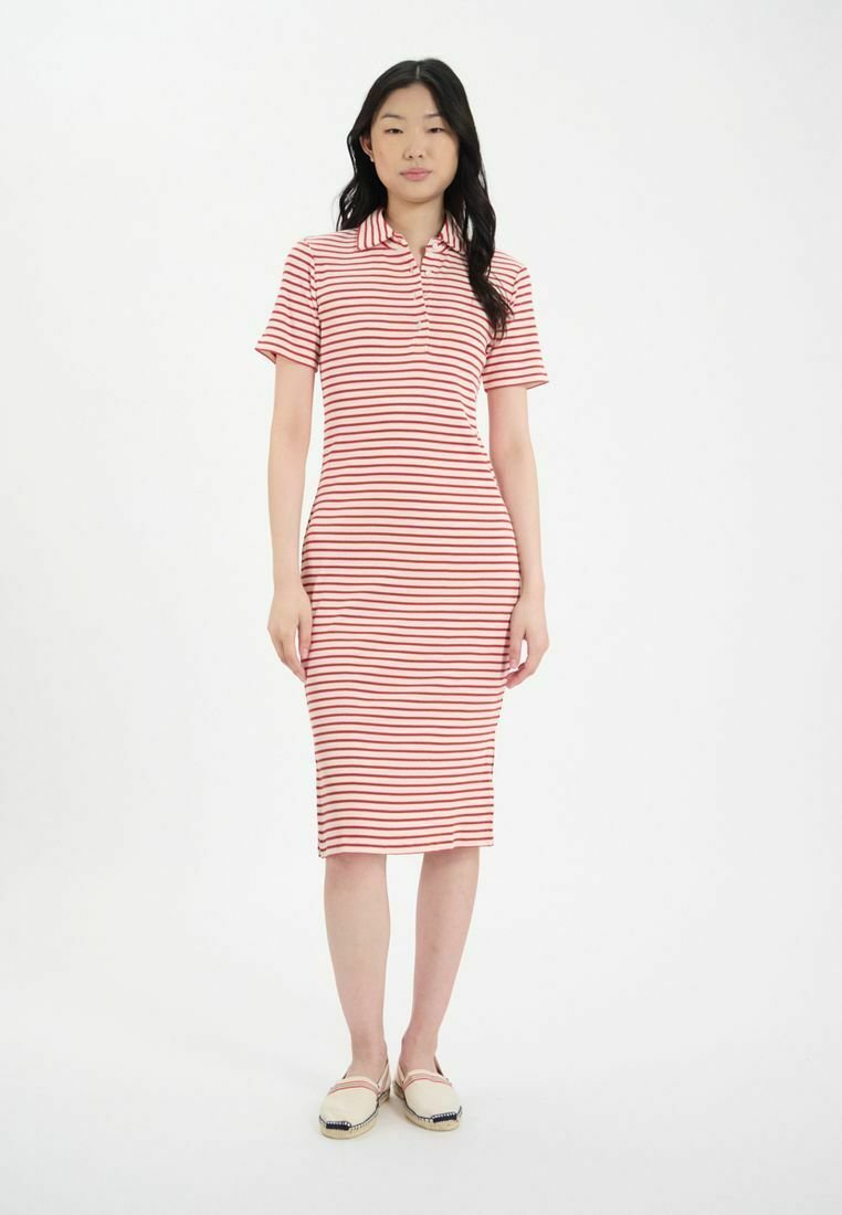 Robe polo à rayures rouges et blanches, à manches courtes, coupe ajustée, longueur genou, en tissu doux, avec un col et une patte de boutonnage.