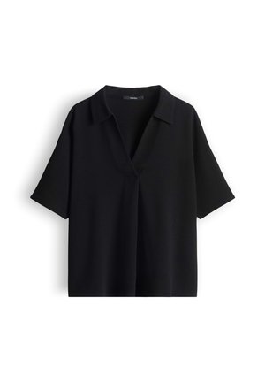 Schwarzes kurzärmeliges Hemd mit offenem V-Ausschnitt und Kragen, flach auf weißem Hintergrund dargestellt.