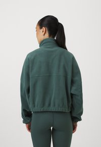 Nike Performance ONE  - Suéter de forro polar - vintage green/white