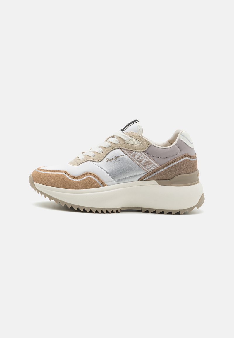 Fehér, bézs és barna szintetikus anyagokkal készült sneaker; textúrázott velúr díszítések; párnázott cipőnyak; ezüst logó; fűrészes talp; kerek cipőfűzők.