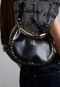 CHARM FRAME PURSE - Ručna torba - black