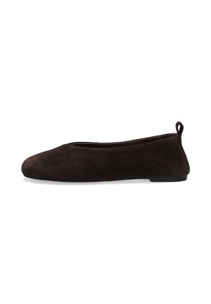 Dunkelbrauner Veloursleder-Ballerina mit abgerundetem Zeh und kleinem Absatzriemen hinten, in Seitenansicht auf weißem Hintergrund gezeigt.