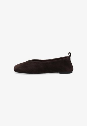 Dunkelbrauner Veloursleder-Ballerina mit abgerundetem Zeh und kleinem Absatzriemen hinten, in Seitenansicht auf weißem Hintergrund gezeigt.
