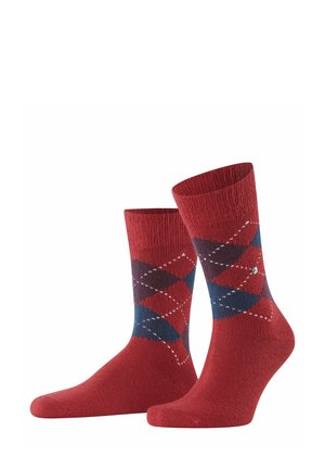Chaussettes argyle rouges et bleues avec texture côtelée, présentant des motifs en losange et des accents blancs, conçues pour le confort avec une coupe standard.