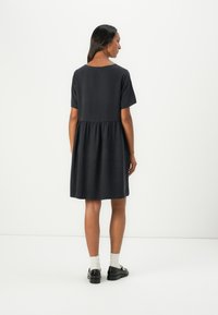 Dunkelgraues kurzärmeliges Kleid mit tailliertem Oberteil und gestuftem Rock. Glatte Textur, knielange Silhouette und minimalistisches Design.