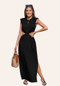 Robe noire midi avec manches courtes, taille découpée, détail noué à l'avant, fente sur le côté, associée à un sac en osier et des tongs.