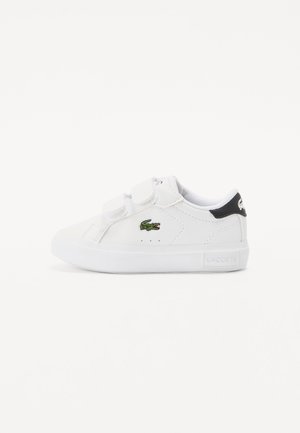 Biały sneaker Lacoste z dwoma paskami na rzep, zielonym logo krokodyla po boku i czarną zakładką na pięcie z logo marki.