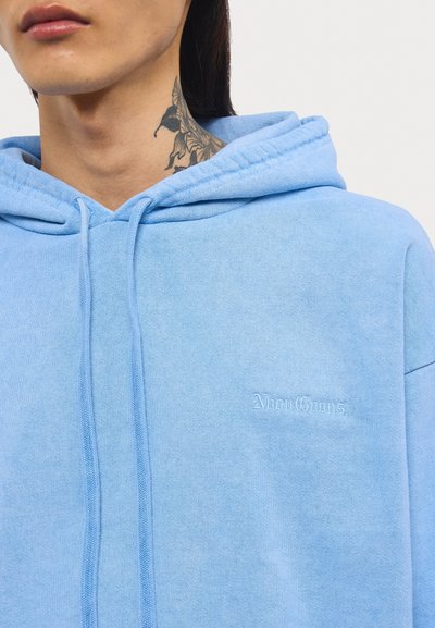 Felpa leggera blu con un tessuto testurizzato, dotata di tasca a marsupio, cappuccio con coulisse e logo ricamato discreto sul petto.