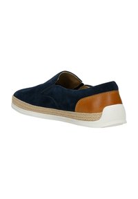 Námořnické semišové slip-on tenisky s hnědým koženým akcentem, bílou gumovou podešví a tkaným jutovým detailem podél okraje, navržené pro volný čas.