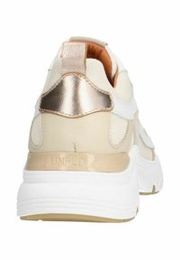 Witte en beige sneakers met een gestructureerde mesh bovenkant, metallic gouden accent op de hiel en een witte rubberen zool. Merkennaam "MNFLD" geperst.