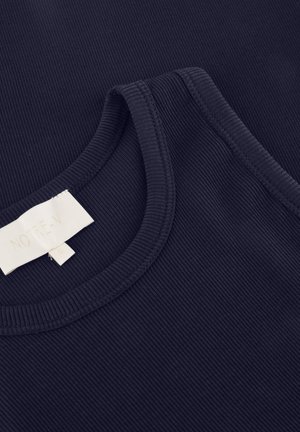 Marineblaues, geripptes Tanktop mit rundem Ausschnitt und genähten Kanten, versehen mit einem Stoffetikett, das Marken- und Größentag enthält.