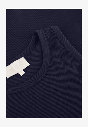 Donkerblauw geribd tanktop met ronde halslijn en gestikte randen, voorzien van een stoffen label met merk- en maataanduiding.