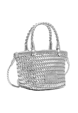 Mała srebrna torebka z plecionej tkaniny, z dwoma plecionymi uchwytami, dodatkowym paskiem na ramię oraz przednią naszywką z napisem "BIMBA Y LOLA".