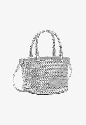 Mała srebrna torebka z plecionej tkaniny, z dwoma plecionymi uchwytami, dodatkowym paskiem na ramię oraz przednią naszywką z napisem "BIMBA Y LOLA".