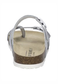 Sandalo grigio chiaro con più cinturini, texture in suede liscia, sole in sughero, suola bianca e dettagli in metallo di colore argento.