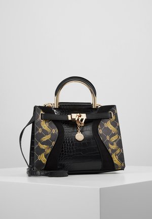 Sort håndtaske med guldhåndtag, præget krokodillemønster, guld kædevedhæng og sorte og gyldne mønstrede sidepaneler, vist på en hvid overflade.