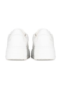 Weiße Sneaker mit einem glatten Leder-Obermaterial, dicker Gummisohle, gepolstertem Schaft und minimalistischem Design. Verfügt über Nähte an der Ferse.
