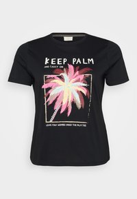Svart bomull t-skjorte med et fargerikt palmetrærdesign med rosa, blå og brune blader, og hvit tekst i en uformell layout.