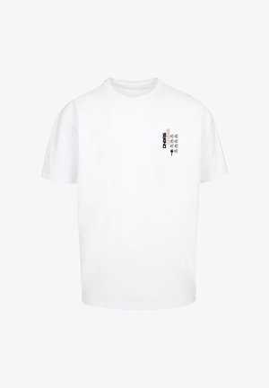 Fehér pamut póló kerek nyakkal. Fekete és narancssárga grafikával ellátott szöveg található a bal mellkasi részen. Rövid ujjú, normál szabású.