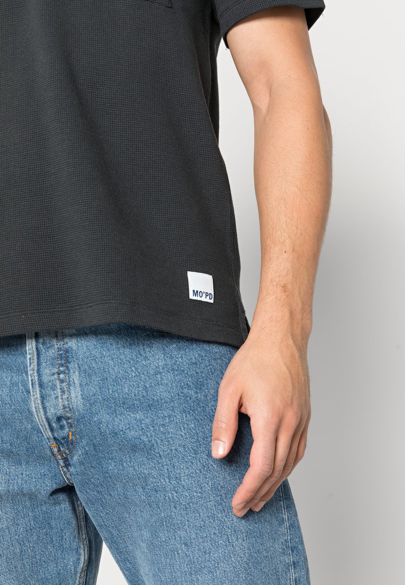 Herren T-Shirts basic | Marc O'Polo DENIM SHORT SLEEVE ZIP Poloshirt phantom fear/schwarz - EZ21167 Herren T-Shirts basic | Marc O'Polo DENIM SHORT SLEEVE ZIP Poloshirt phantom fear/schwarz - EZ21167