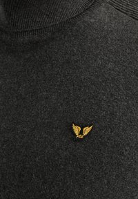 Dunkelgrauer Rollkragenpullover aus weichem Material mit einem kleinen, gestickten goldenen Flügel-Logo auf der linken Brust.