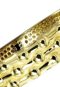 Bague en or avec une surface texturée présentant des motifs alvéolés et de perles arrondies, finition brillante et bords lisses.