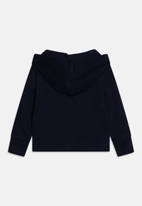 Sudadera con capucha azul marino de mangas largas, puños y bajo acanalados, hecha de una tela suave, con un diseño sencillo y sin logotipos visibles.