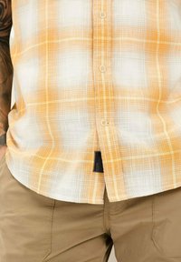 Korte mouwen geruite shirt in wit en oranje tinten, met een knoopsluiting aan de voorkant en een klein merklabel aan de zoom, gemaakt van lichtgewicht stof.